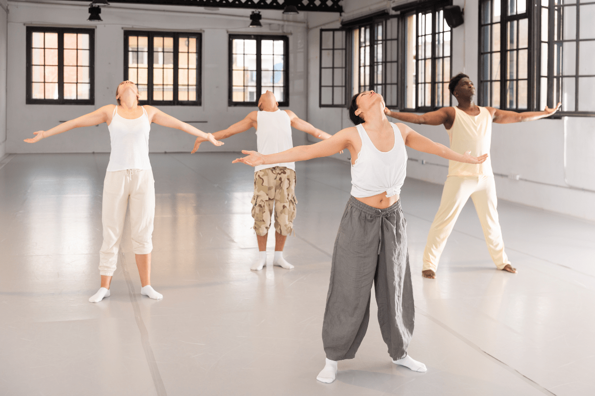 Cours de danse contemporaine en studio lumineux.