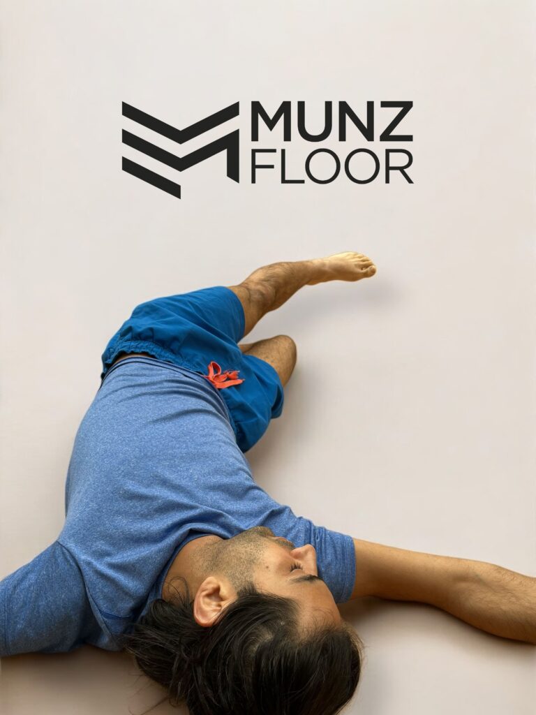 Homme couché avec logo Munz Floor.