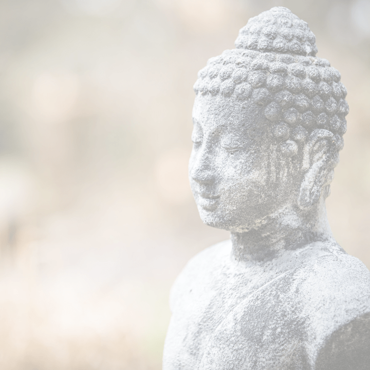 Statue sereine de Bouddha en pierre grise.
