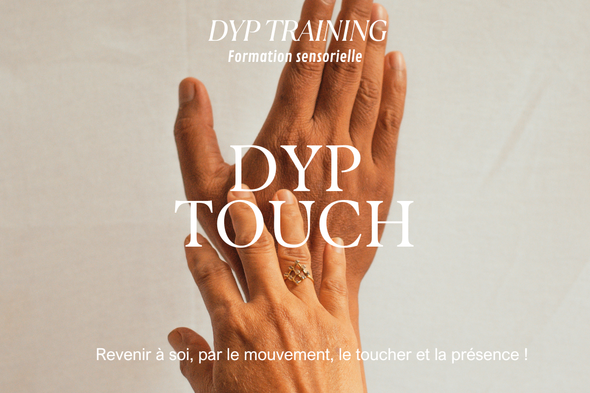 Pratique corporelle douce au sol dans un atelier bien-être DYPTraining