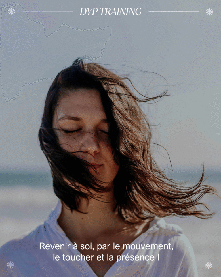 Femme méditant sur une plage, cheveux au vent.