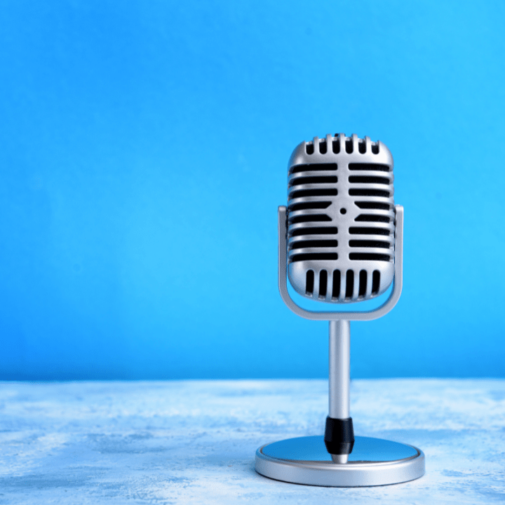 Microphone vintage sur fond bleu.