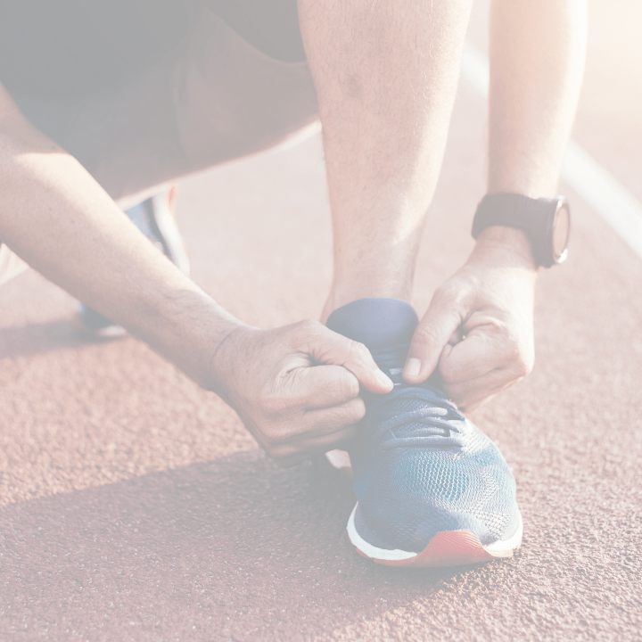 Personne attachant ses chaussures de course.