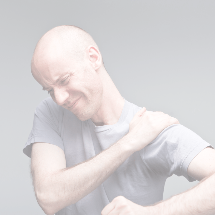 Homme se frottant l'épaule douloureuse.