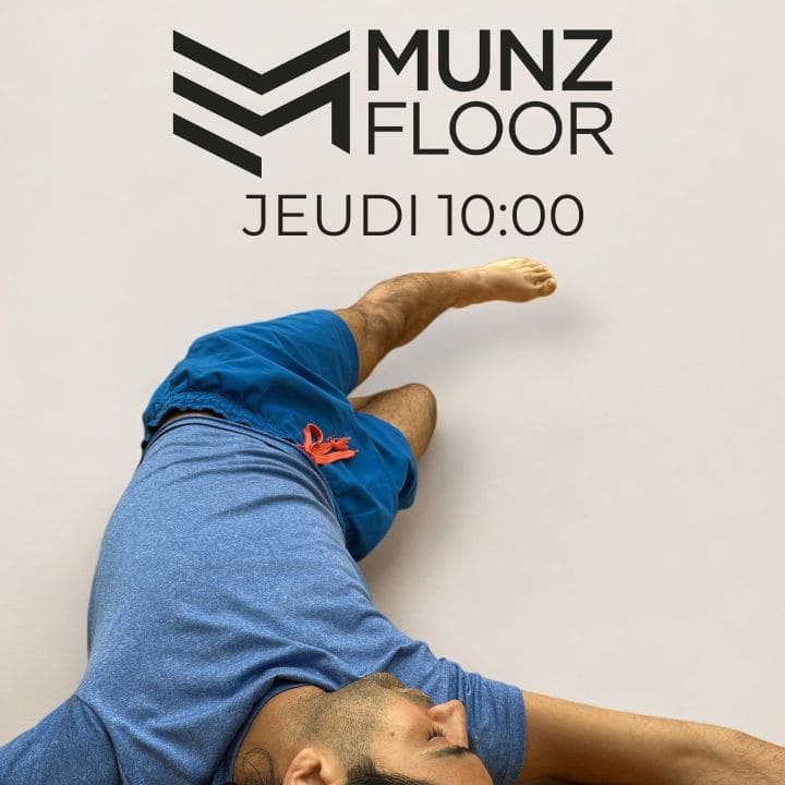 Exercice au sol de MUNZ FLOOR guidé par un coach certifié — méthode corporelle douce et dynamique.